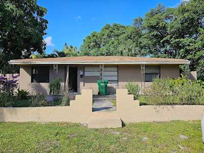 118 W 10th Street Riviera Beach, FL 33404