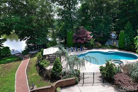 4 Lakeview Court North Brunswick, NJ 08902