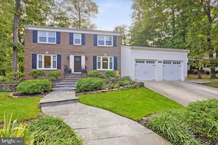 913 Francine Dr Cherry Hill, NJ 08003