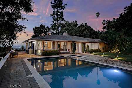 15200 Rayneta Dr Sherman Oaks, CA 91403
