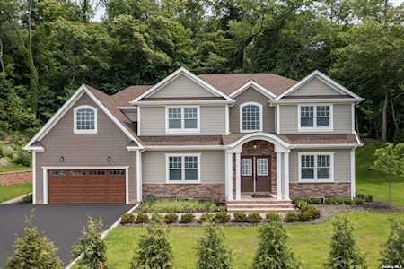 7 Mimosa Dr East Hills, NY 11576