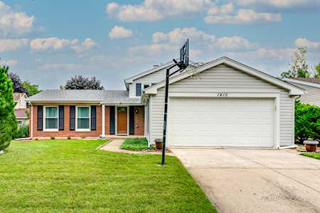 1410 Mill Creek Dr Buffalo Grove, IL 60089