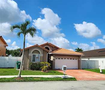 7476 NW 168th St Hialeah, FL 33015