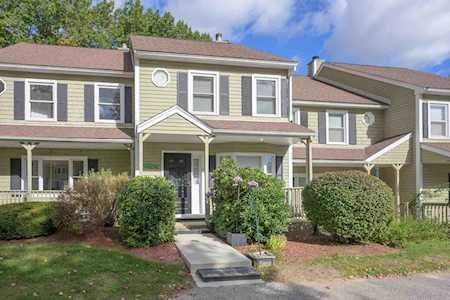 28 Cricket Hill Dr Merrimack, NH 03054