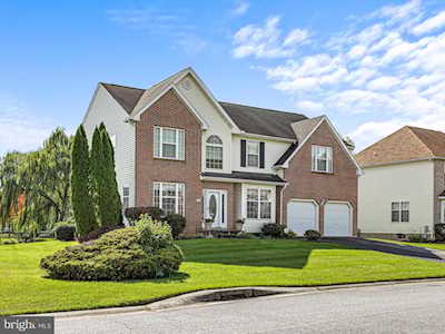13 Moonlight Ct Newark, DE 19702