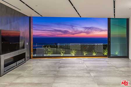 17543 Tramonto Dr Pacific Palisades, CA 90272