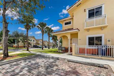 7472 NW 181st St Hialeah, FL 33015
