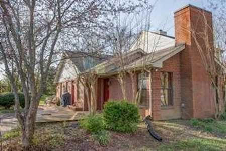 2555 Oak Hill Dr Murfreesboro, TN 37130