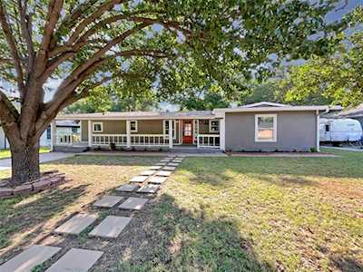 1209 S Pine Street Grapevine, TX 76051