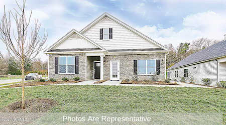 2001 Alizarin Ln New Bern, NC 28562