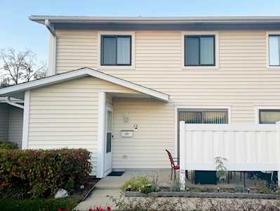 24 N Waterford Dr Schaumburg, IL 60194