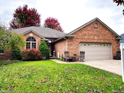 48058 Kings Ct Macomb, MI 48044