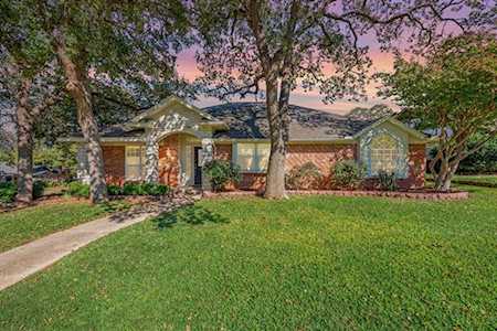 412 Heather Lane Hurst, TX 76054