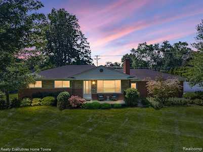 51931 Shelby Rd Shelby Twp, MI 48316