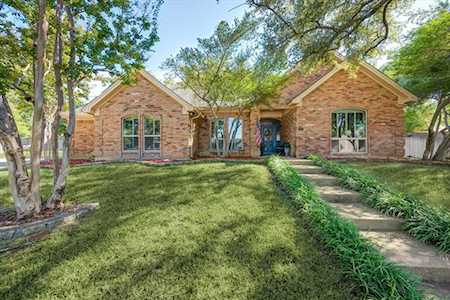 2208 Edgewater Court Bedford, TX 76021