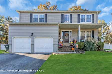 12 Yale Ct Tinton Falls, NJ 07724