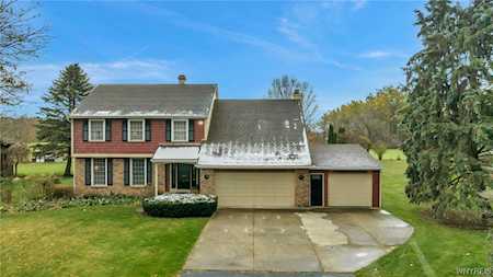 100 Pinewood Trl East Aurora, NY 14052