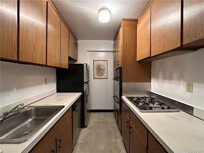 177 E Hartsdale Ave #4K Hartsdale, NY 10530