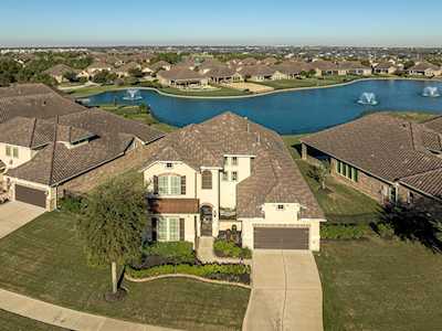 146 Lake View Loop Fulshear, TX 77441