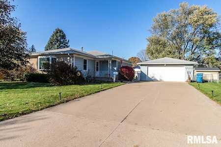 167 39th Ave East Moline, IL 61244