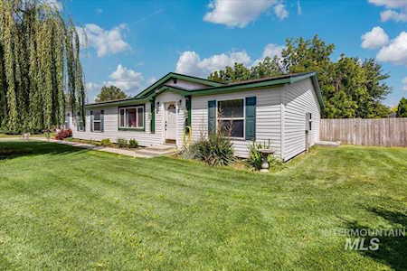 902 Chicago St Nampa, ID 83686-7304