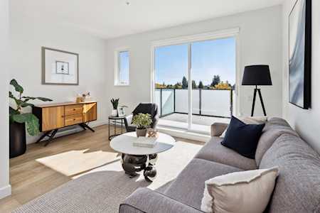 4933 Clarendon Street #404 Vancouver, BC V5R 3J3
