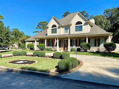 104 Clear Springs Dr Montgomery, TX 77356