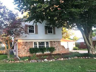 15738 Edgewood St Livonia, MI 48154