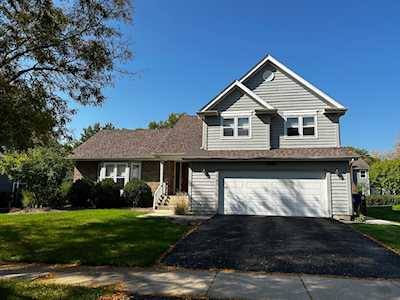 1161 Ardmore Dr Naperville, IL 60540