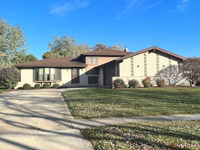 7631 Appletree Ln Willowbrook, IL 60527