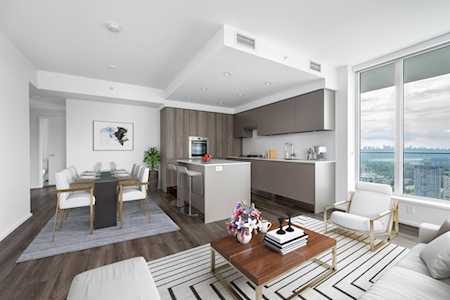 3833 Evergreen Place #2810 Burnaby, BC V3J 0M2