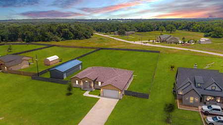 121 Grassy LN Elgin, TX 78621