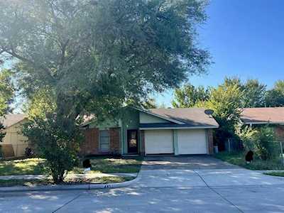 445 W Springdale Lane Grand Prairie, TX 75052