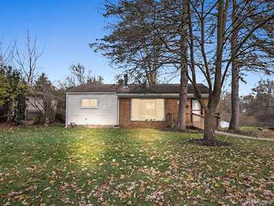 3762 Percy King Rd Waterford Twp, MI 48329