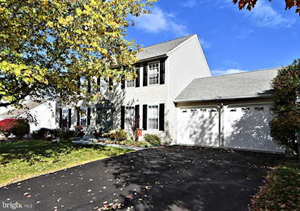 1049 Kingscote Dr Harleysville, PA 19438