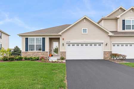 1304 Hawk Hollow Dr Yorkville, IL 60560