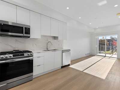 2331 Kelly Avenue #204 Port Coquitlam, BC V3C 1Y3