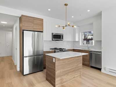 2331 Kelly Avenue #402 Coquitlam, BC V3C 1Y3