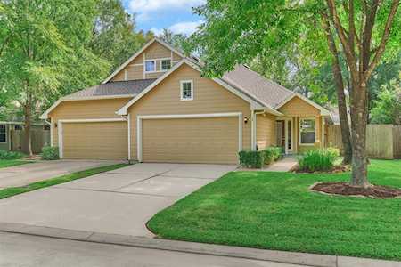15 Darlinghurst Dr Conroe, TX 77384