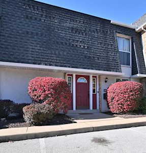 1171 Town And Four Parkway Dr Creve Coeur, MO 63141