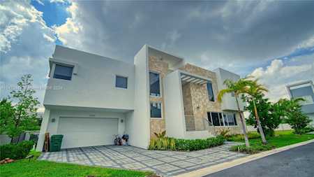 10393 NW 67th Ter Doral, FL 33178
