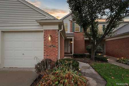 1721 Christopher Dr Canton Twp, MI 48188