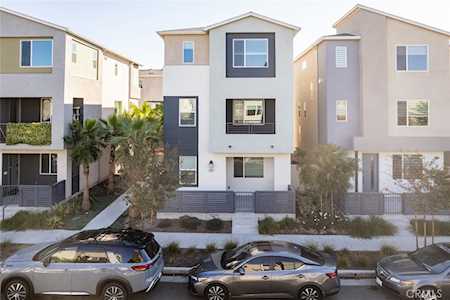 906 E 3rd St Santa Ana, CA 92701