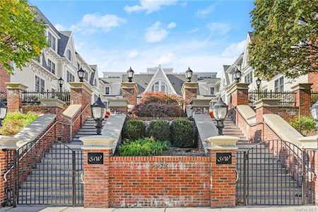 225 Stanley Ave #214 Mamaroneck, NY 10543