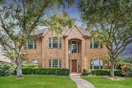513 W Lake Dr Friendswood, TX 77546