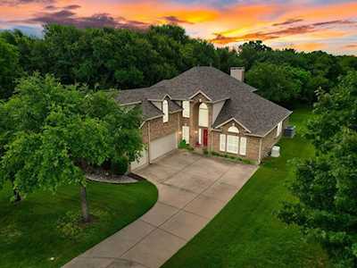 105 Crestwood Court Red Oak, TX 75154