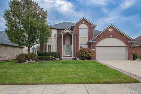 49566 Red Pine Dr Macomb, MI 48044
