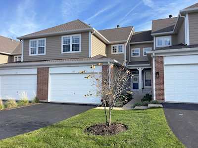 105 Tanglewood Dr Glen Ellyn, IL 60137