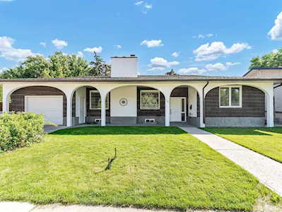 26 Harris St SW Medicine Hat, AB T1A 4A1