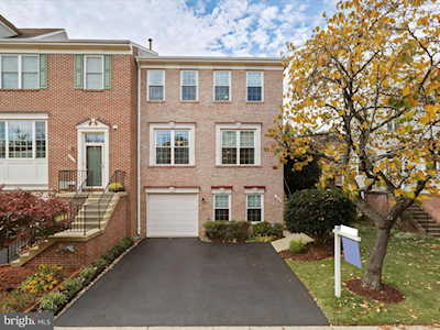 7408 Gillingham Row Alexandria, VA 22315